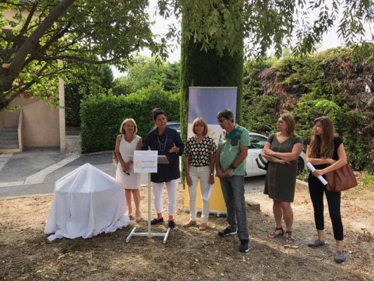 Inauguration de la première cabane à chats, Place Georges Brassens